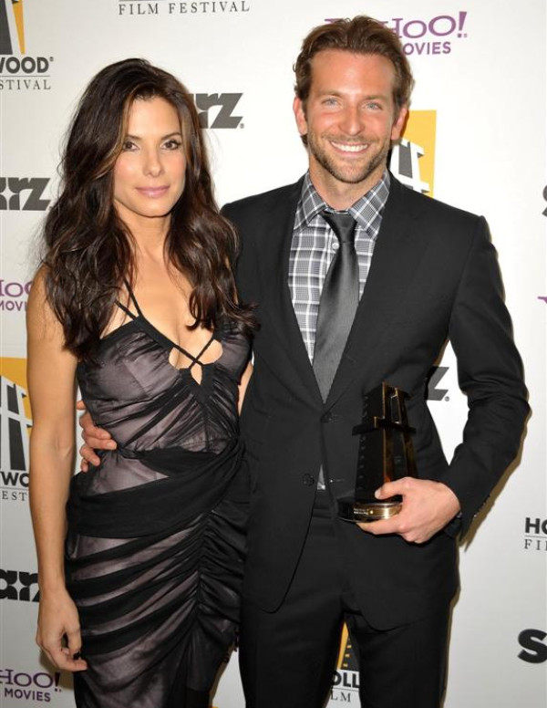 Sandra Bullock en mode décolletée pour les Hollywood Awards